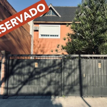 Casa PH de 5 ambientes en Villa Devoto | Entrada independiente, garage para 2 autos, patio, terraza y playroom
