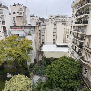 Departamento en alquiler con terraza propia .