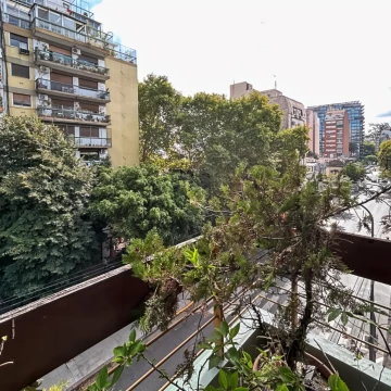 Piso de Categoría con Cochera y Baulera en Flores, 4 Ambientes   Dependencia