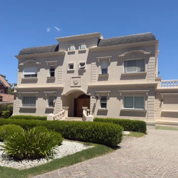 Casa de Categoría en ABRIL Club de Campo | Vista al Golf | Pileta Climatizada