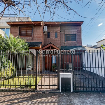 Venta casa 4 ambientes con parque y parrilla en Haedo Sur.