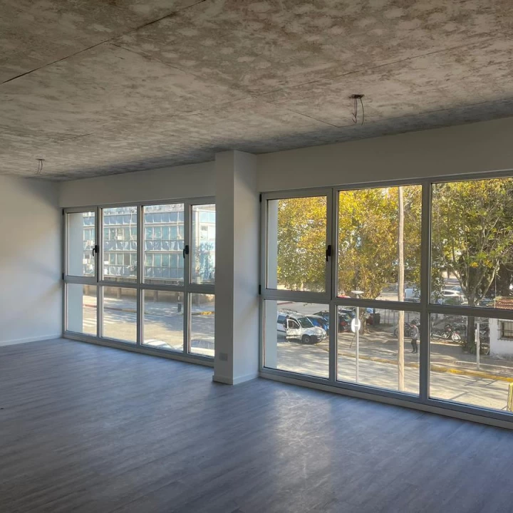 Distrito Quartier - Excelente Oficina en alquiler con cochera.