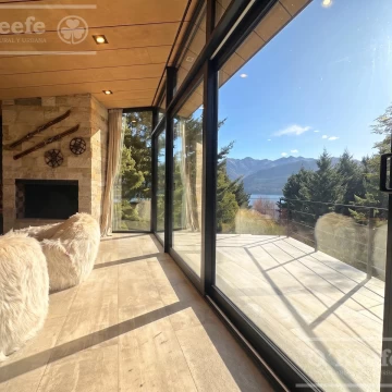 Casa en venta de 5 ambientes excelentes vistas en Arelauquen Golf