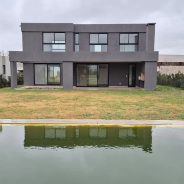 venta - Casa a estrenar 4 hab y servicio - Canton al Golf