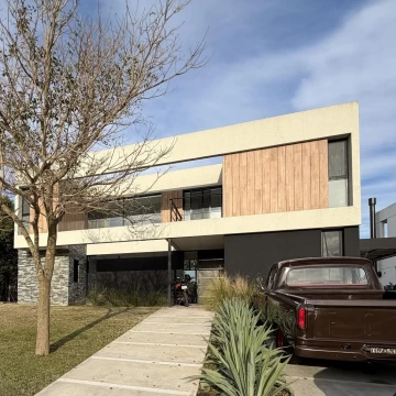Casa en Venta a la Laguna en Ceibos - Puertos del Lago