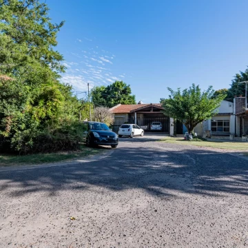 Casa de dos dormitorios en B° Jardin calle 116 entre 409 y 410 (Apta Banco)