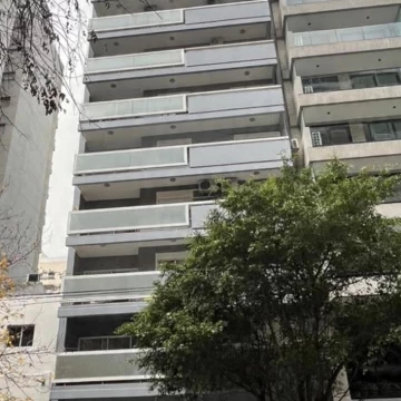 Departamento en  Villa Urquiza de 3 ambientes al frente con patio muy luminoso