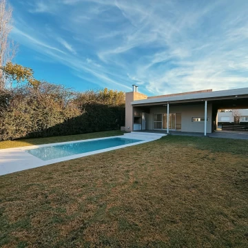 San Sebastian - Casa De 3 Dormitorios Con Pileta En Venta Y Alquiler - Barrio Cerrado, Funes