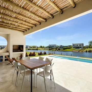 Increíble Casa a la Laguna en Barrio El Naudir