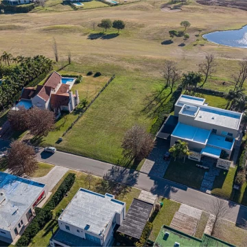 Venta de exclusivo lote en Golf con excelente luminosidad en barrio con full amenities