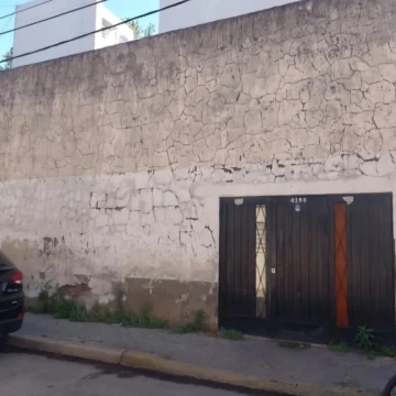 CASA CON GALPON O DEPOSITO A RECICLAR