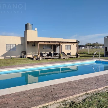 Venta. Casa 5 Ambientes con Pileta, Barrio Parque Parada Robles. Exaltación de la Cruz.