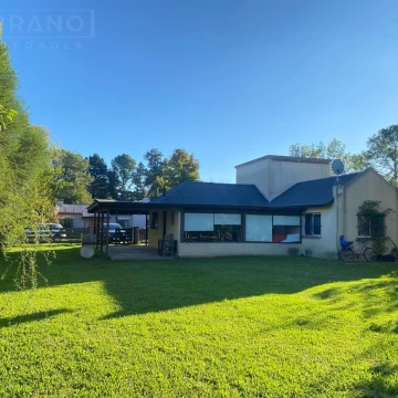 Venta Casa 4 amb en Parque Sakura, Exaltación de la Cruz. Ubicacion central dentro del barrio.