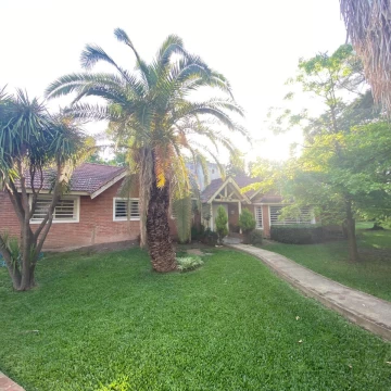 Casa en Venta de 6 ambientes. Parque Sakura. Acepta dpto parte de pago.