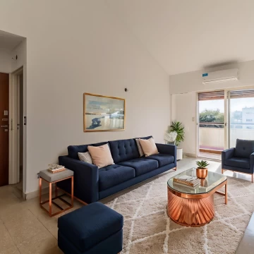 EN VENTA. 2 AMBIENTES + COCHERA CUBIERTA. LUMINOSO. VILLA SANTA RITA.