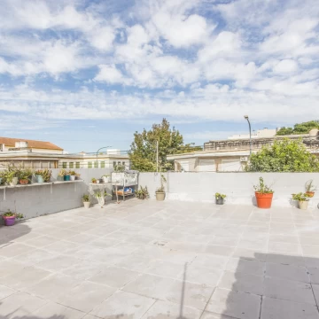EN VENTA. VELEZ SARFIELD. CASA LOTE PROPIO + LOCAL. 3 AMB. TERRAZA PROPIA.