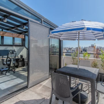 EN VENTA. VILLA URQUIZA. TRIPLEX 10° PISO. 3 AMB. TERRAZA PROPIA CON PARRILLA.