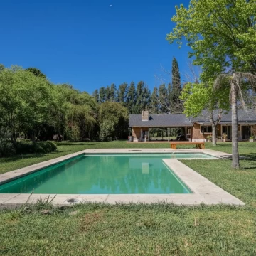 EN VENTA. MERCEDES. CHACRA 3 HA. CASA 5 AMBIENTES. QUINCHO. PILETA. CANCHA DE FUTBOL.