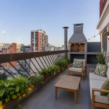 Venta. Tres ambientes con balcón terraza. Almagro.