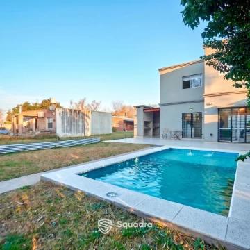 VENTA | PERMUTA - Casa 2 dormitorios, galería con parrillero y piscina - Don Quijote, Roldán.