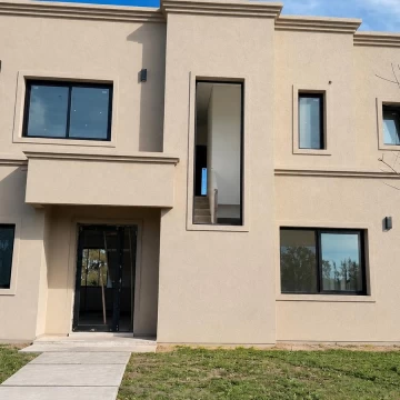 Casa en venta de 3 dorm+estudio en Sta Sofia