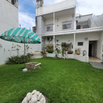 VENTA | PERMUTA - Casa con local comercial, con cochera en barrio España y Hospitales. APTO CRÉDITO.