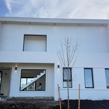 Casa en venta de 3 dorm + estudio en Sta Sofia