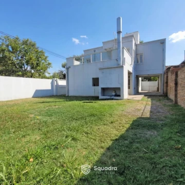 VENTA | PERMUTA - Casa de 3 dormitorios, con jardín y parrillero -  Fisherton - APTA CRÉDITO.