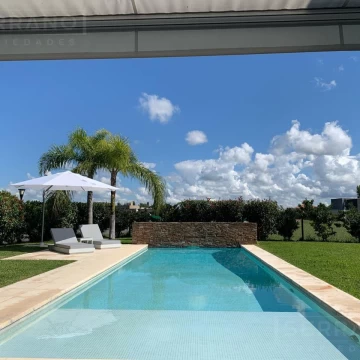 Venta casa 7 ambientes amoblada en Haras Santa María, área Los Robles. Escobar