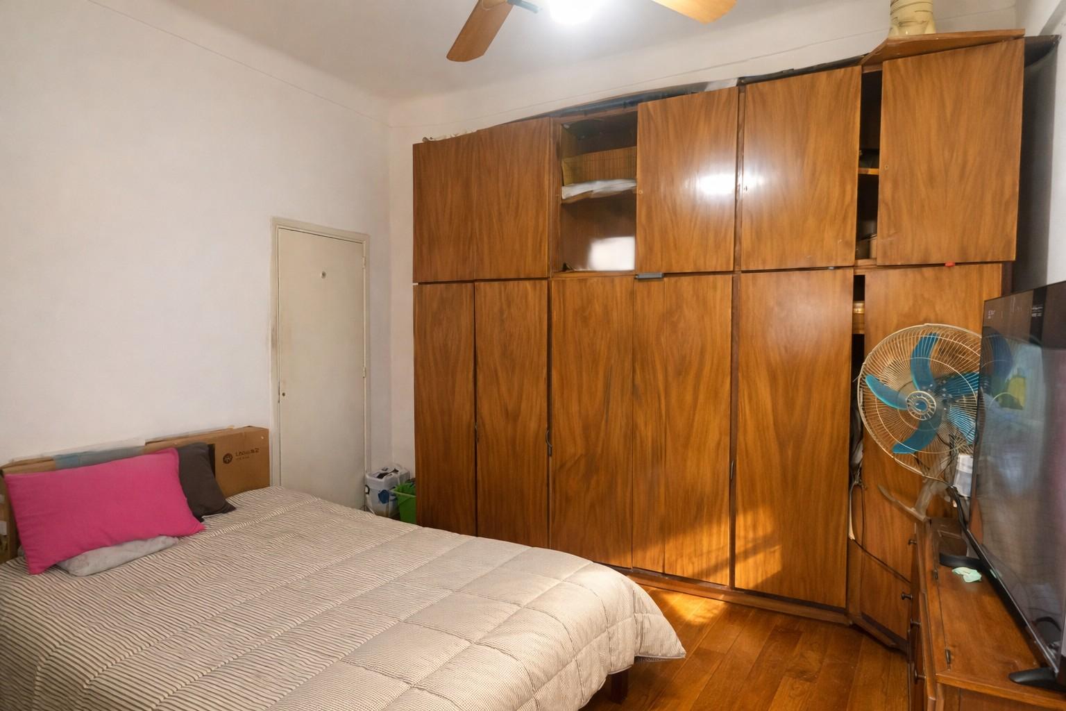 Dormitorio 1 con placard puerta