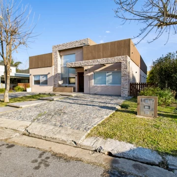 Casa 5 Dormitorios, Barrio Las Acacias, HUDSON, Berazategui