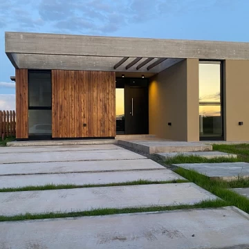 Casa en venta de 3 dorm   estudio en San Sebastian Area 7