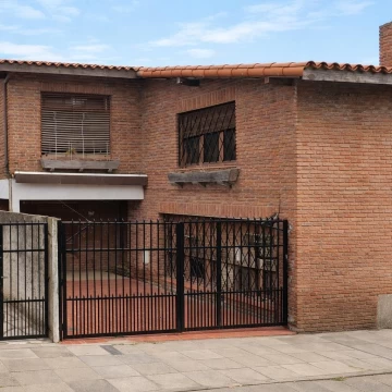 VENTA CASA/ PH 7 AMBIENTES C/ JARDIN, PILETA Y COCHERA A REFACCIONAR EN OLIVOS