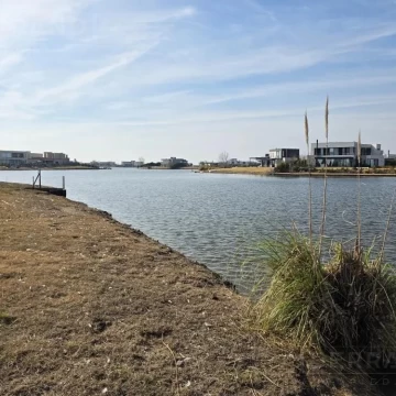 Lote en venta a la laguna en Area 6, apto credito, escriturado, Barrio San Sebastian