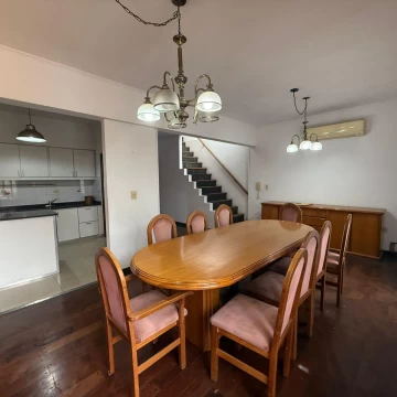 importante Casa en  venta con oficina en PB.