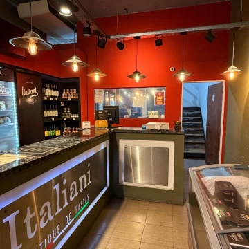 Local en venta en Funes, ubicación céntrica, Galería Paseo Victoria.  