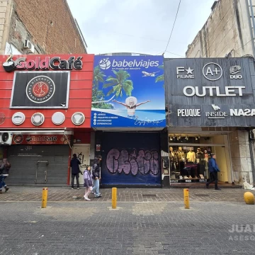 Amplio local comercial - Vidriera al Frente - 150 m2