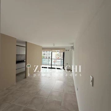 Alquiler: Departamento 2 ambientes con cochera - Av America, Saenz Peña