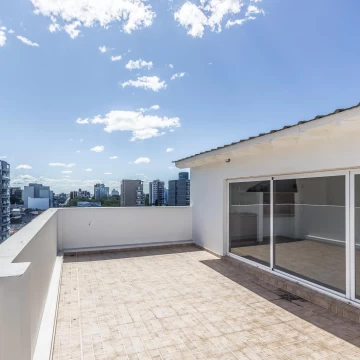Duplex en venta de 5 ambientes con balcón corrido, quincho con parrilla y terraza, en Caseros