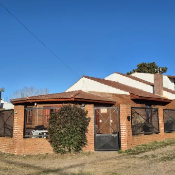 Venta casa de cinco ambientes, con cochera y jardín en Mar de Ajó, Partido de La Costa, Buenos Aires