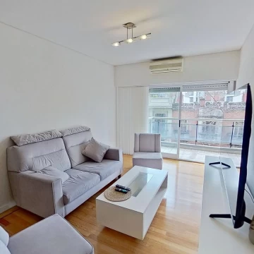 Departamento de 4 ambientes en venta con balcón al frente y cochera descubierta.