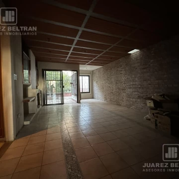 Casa en venta en Barrio Güemes - 2 dormitorios con cochera