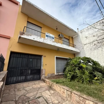 Casa 3 dormitorios a refaccionar en Alberdi