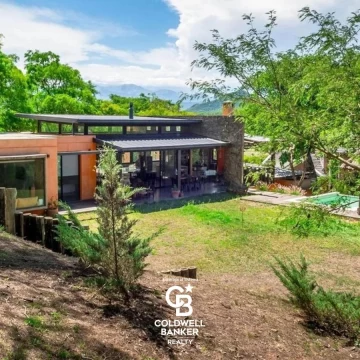 Casa en Capital200 m² cubiertos | 3.433 m² de terreno | 2 dormitorios | Pileta | Galería con asador | Cochera para 2 autos | Apta Crédito