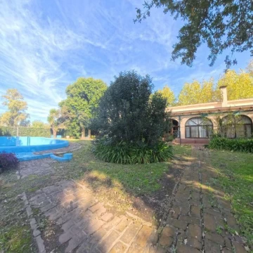 Chacra con casa, galpón y casa de huéspedes en Venta - en Suipacha con pileta