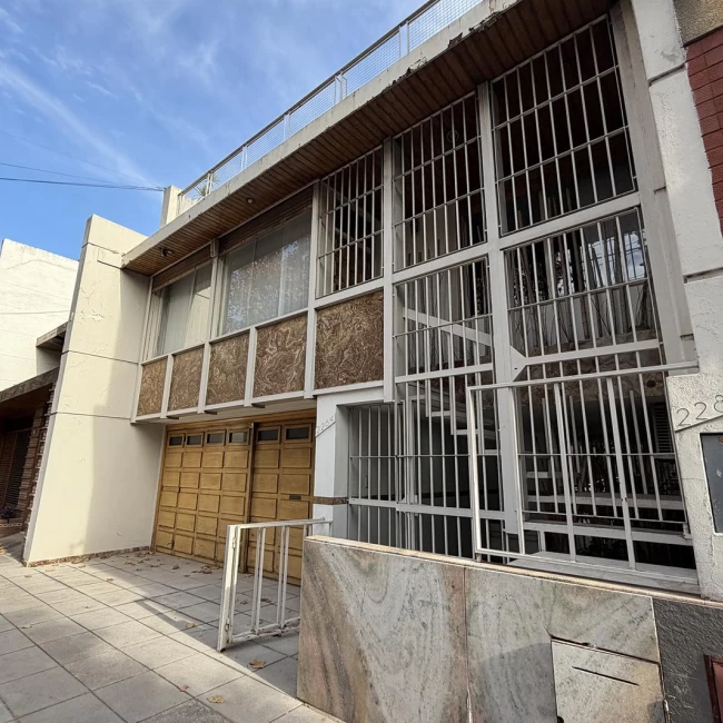 Casa de Dos Pisos con Patio Parrilla, Terraza, Doble Cochera en Villa del Parque