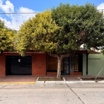 Venta Casa 4 Ambientes y Monoambiente con Cocheras Jardín Parrilla en Villa Celina
