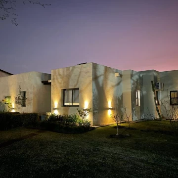 Roble joven, casa en venta lote central! Apta credito