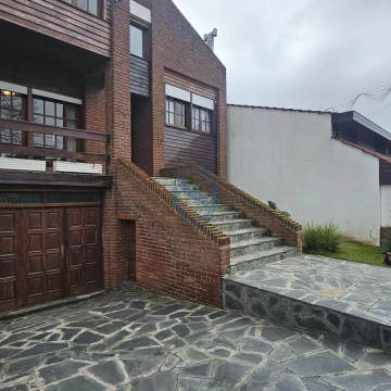 Venta - Chalet siete ambientes en cinco plantas con patio y garaje - Arenales 3929 - Divino Rostro