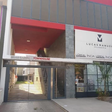 ALQUILER – Dúplex de 2 dormitorios y escritorio, con patio y asador en Barrio Jardín